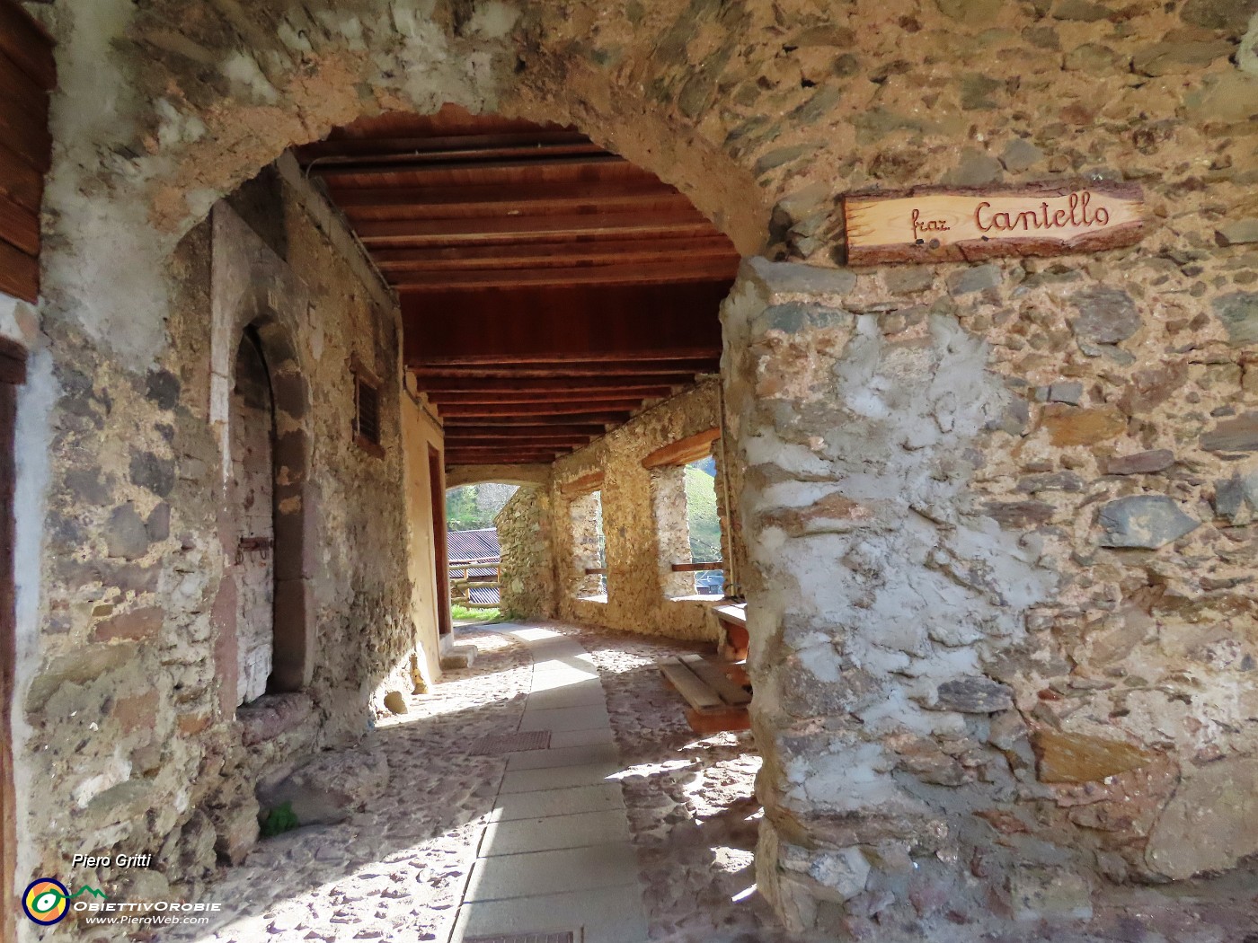 11 Antico porticato al centro della contrada Cantello.JPG